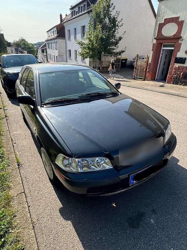 Schwarz Gebraucht 2002 Volvo V40 Kombi | 2.490 € - Bild 1/4
