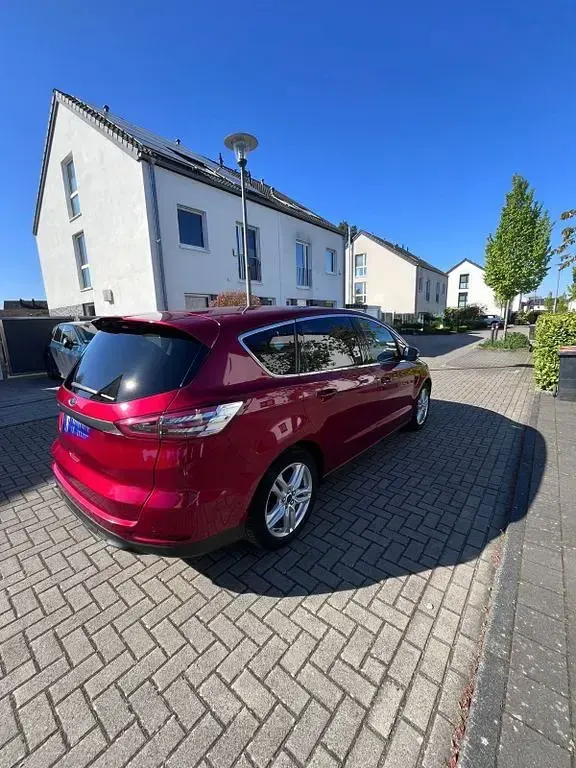Używany Ford S-MAX Titanium 241 KM (177 kW) 2017 Czerwony Minivan