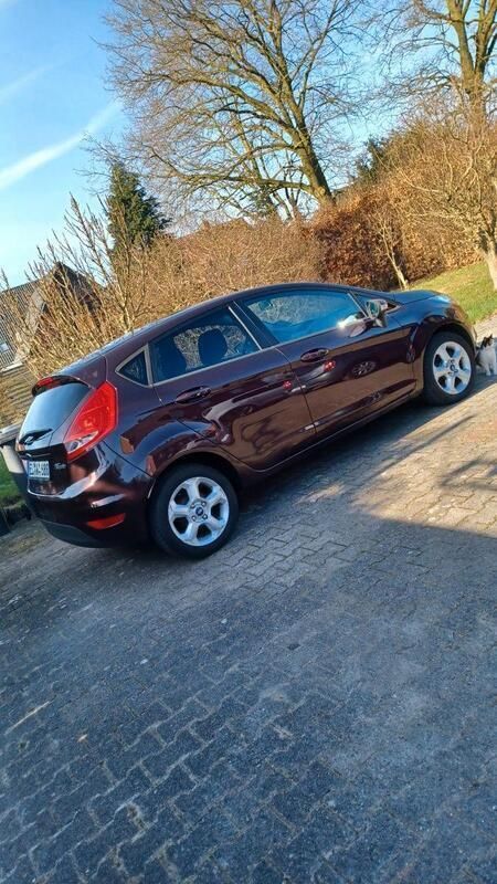 Rot Gebraucht 2011 Ford Fiesta Ambiente Kleinwagen | 3.690 € (Fairer Preis) - Bild 1/4