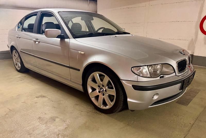 Silber Gebraucht 2003 BMW 330 Sport Line Limousine | 4.490 € (Superpreis) - Bild 1/1