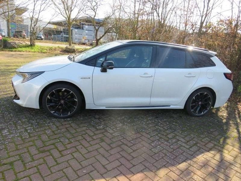 Gebraucht Toyota Corolla Hybrid Sport 152 PS (111 kW) 2021 White pearl cs / black mica Kombi