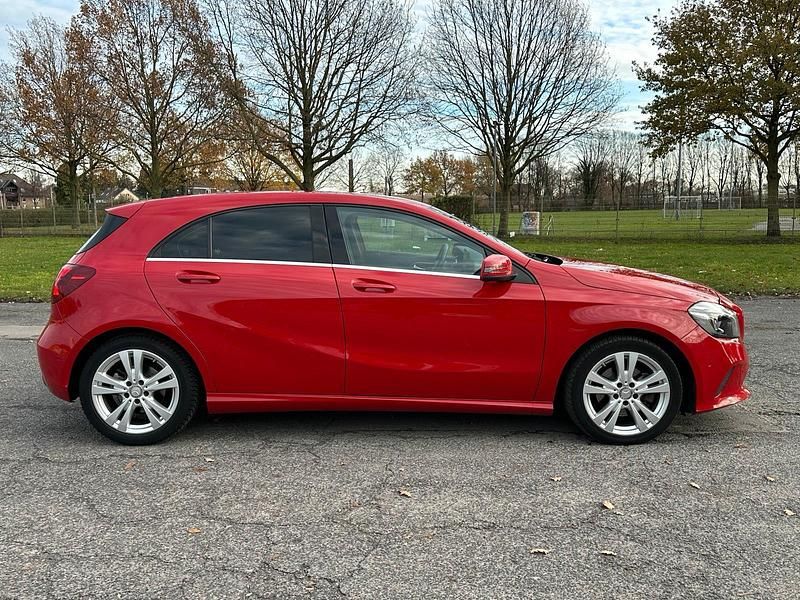 Gebraucht Mercedes A200 136 PS (100 kW) 2016 Rot Limousine