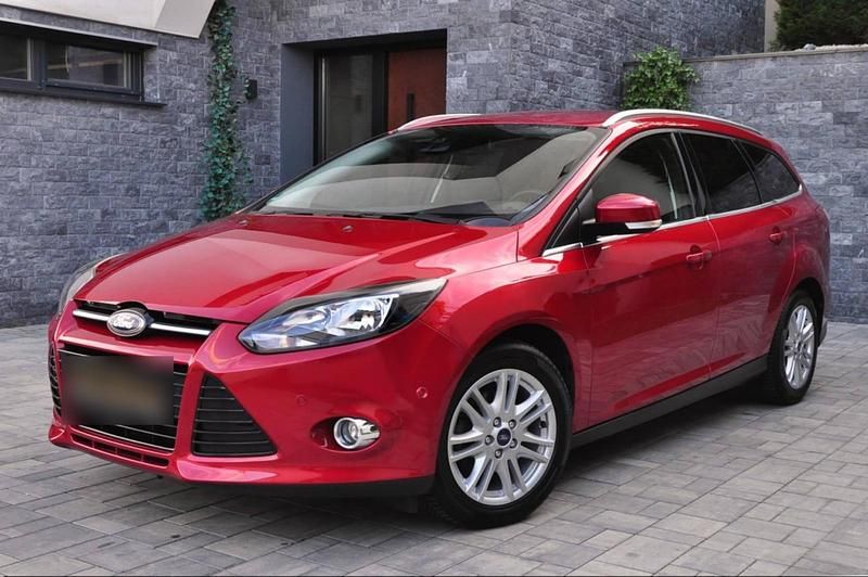 Gebraucht Ford Focus 124 PS (91 kW) 2013 Rot Kombi