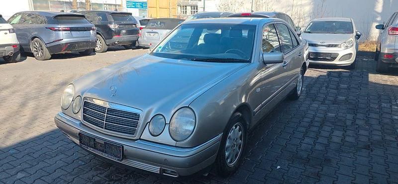 Gebraucht Mercedes 240 170 PS (125 kW) 1998 Silber Limousine