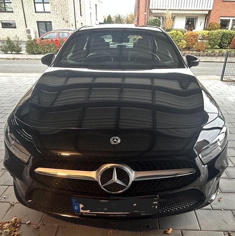 Schwarz Gebraucht 2020 Mercedes A180 Business Limousine | 18.500 € (Superpreis) - Bild 1/4