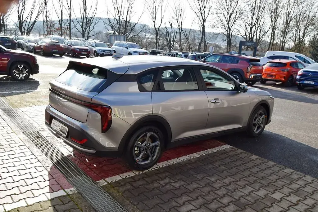 Neu Kia K4 150 PS (110 kW) 2026 Grau Limousine