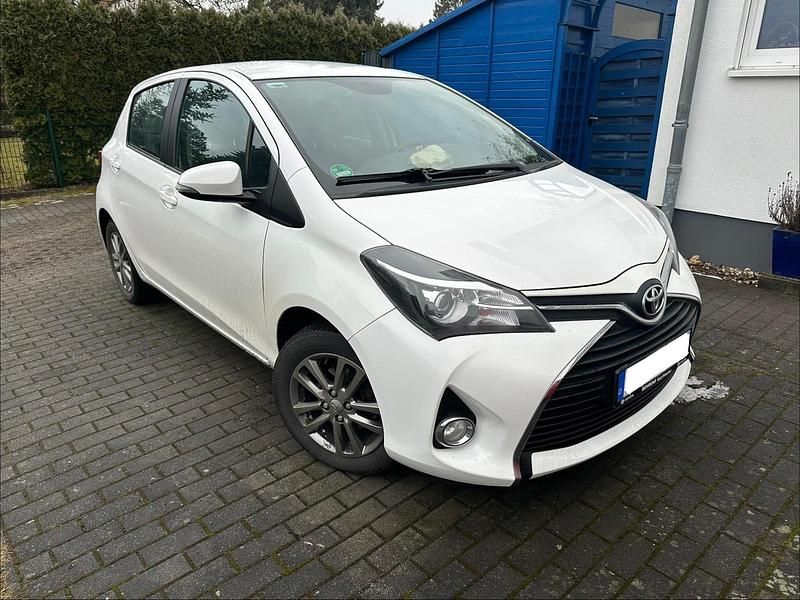 Gebraucht Toyota Yaris 99 PS (72 kW) 2016 Weiß Kleinwagen