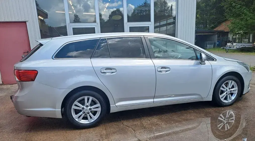 Gebraucht Toyota Avensis Life 124 PS (91 kW) 2012 Silber Kombi