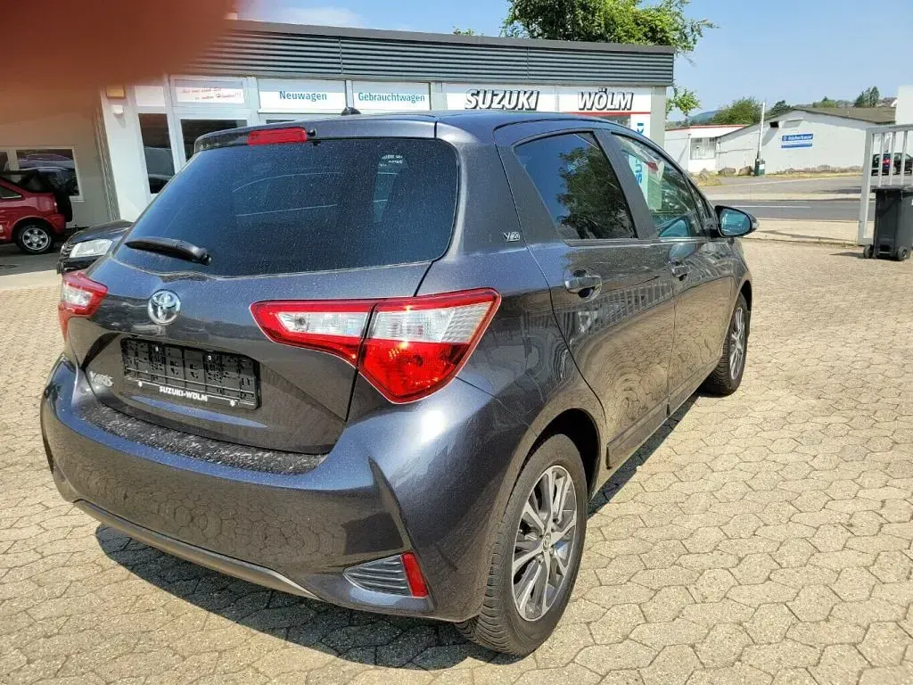Gebraucht Toyota Yaris Club 111 PS (81 kW) 2019 Grau (metallic) Kleinwagen