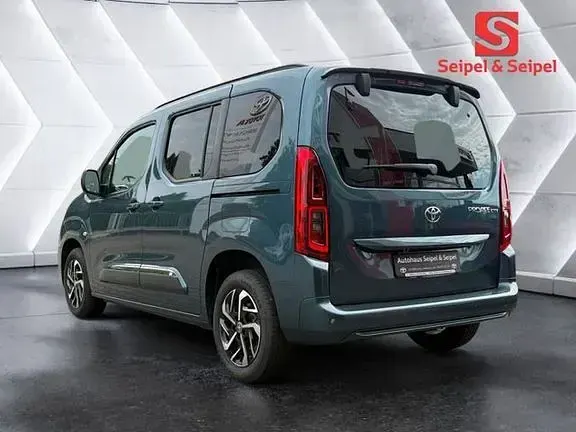 Gebraucht Toyota Proace Verso Basis 131 PS (96 kW) 2024 Libeccio blue metallic Kombi