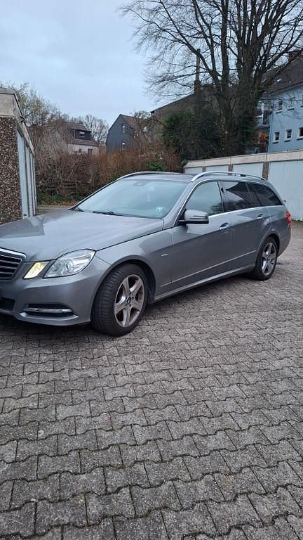 Gebraucht Mercedes E250 204 PS (150 kW) 2011 Grau Kombi