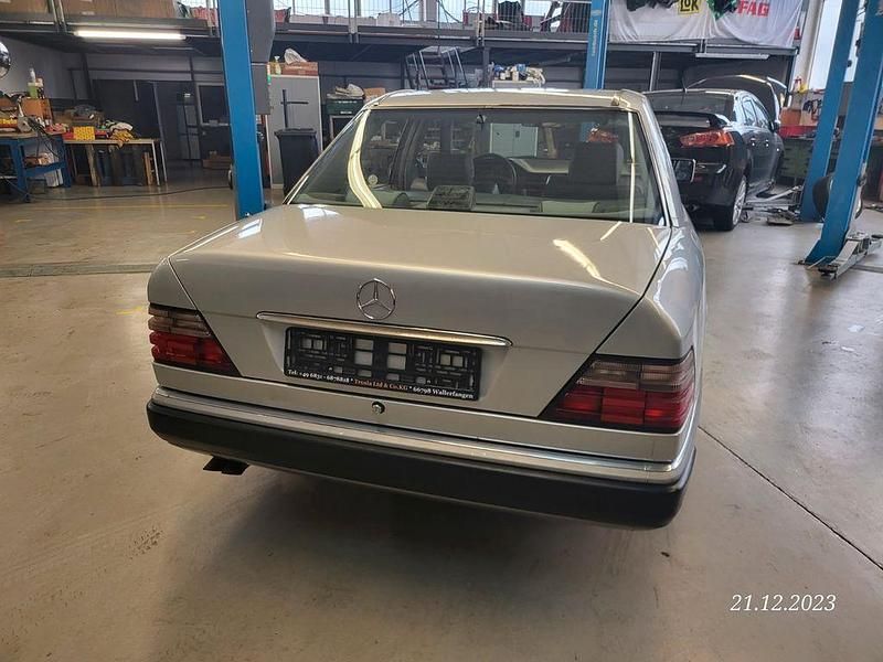 Gebraucht Mercedes E400 279 PS (205 kW) 1993 Silber Limousine