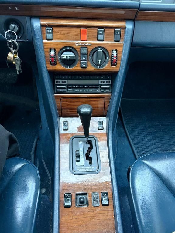 Gebraucht Mercedes E230 179 PS (131 kW) 1991 Braun Limousine