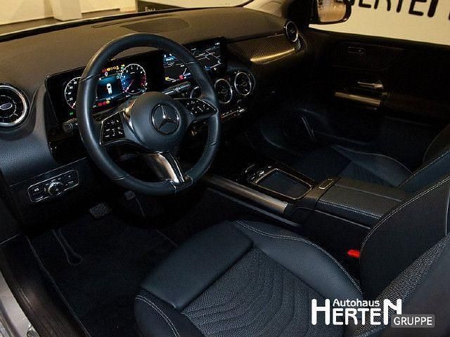 lack hightechsilber Gebraucht 2024 Mercedes B180 Progressive Van / Kleinbus | 29.990 € (Fairer Preis) - Bild 1/3