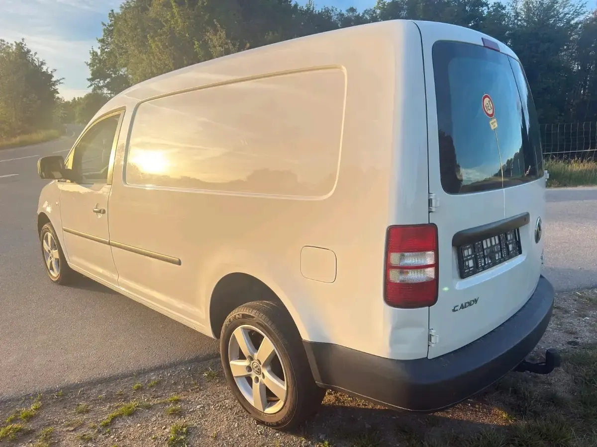 Używany VW Caddy Maxi 110 KM (80 kW) 2011 Biały Minivan