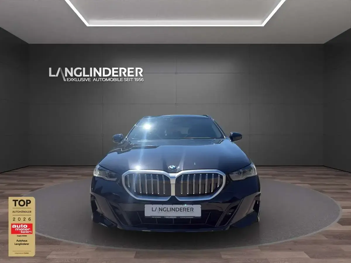 Gebraucht BMW 520 M Sport 197 PS (144 kW) 2025 Black sapphire metallic Kombi