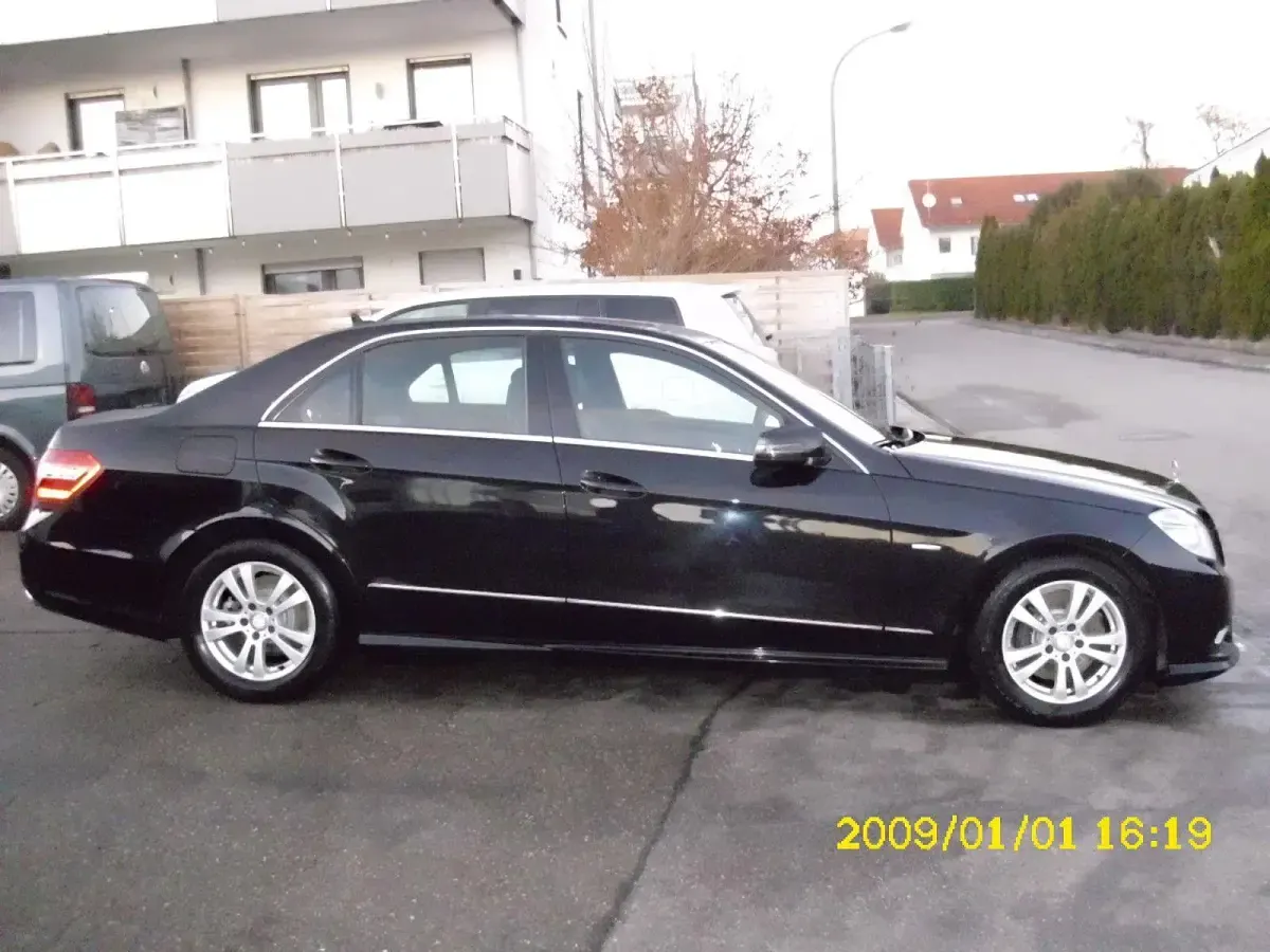 Gebraucht Mercedes E300 AMG line 231 PS (169 kW) 2011 Schwarz Limousine