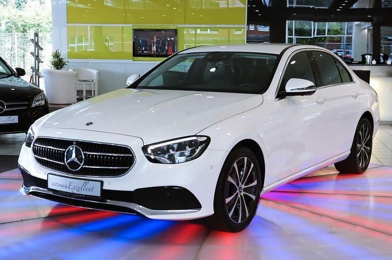 Designo diamantweiß bright Gebraucht 2022 Mercedes E300 Limousine | 36.950 € (Fairer Preis) - Bild 1/4