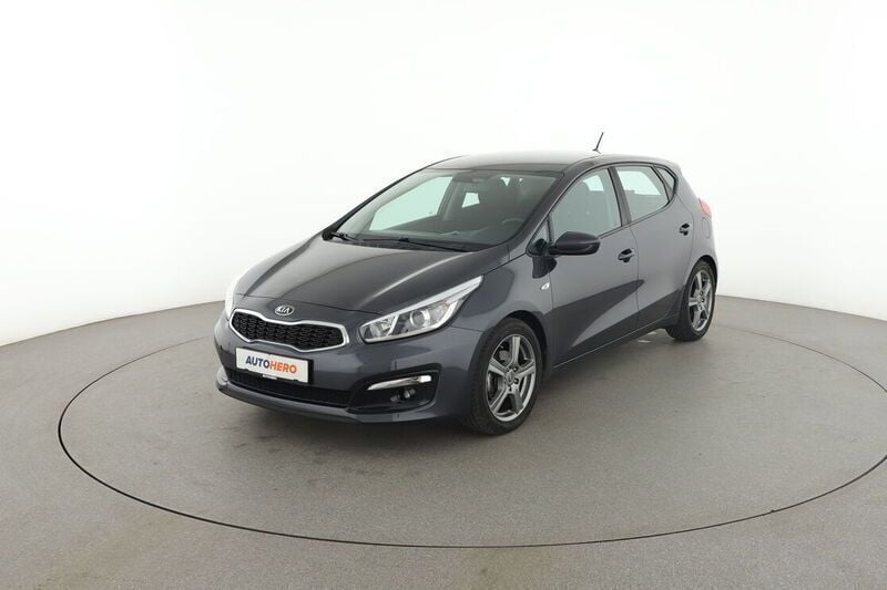 Grau Gebraucht 2018 Kia Ceed Attract Limousine | 10.280 € (Fairer Preis) - Bild 1/4