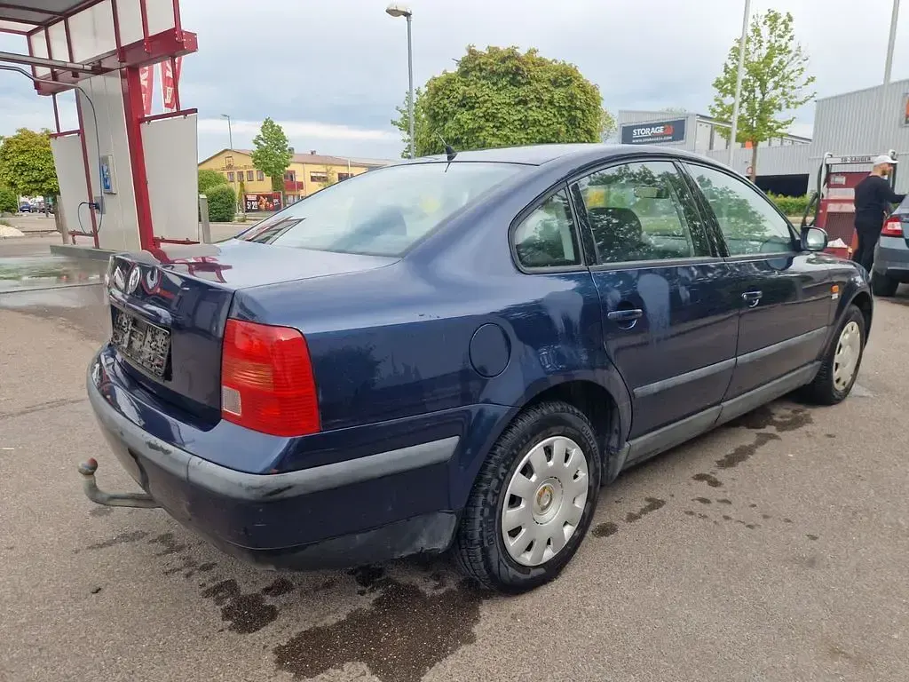 Second-hand VW Passat 101 CP (74 kW) 1998 Albastru Berlinǎ