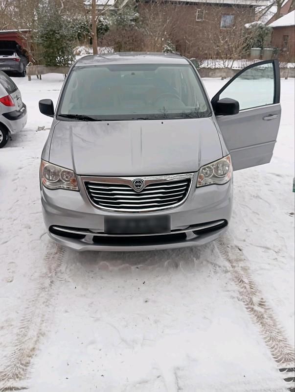 Gebraucht Lancia Voyager 168 PS (123 kW) 2014 Silber Van / Kleinbus