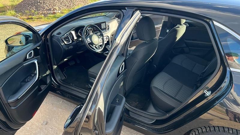 Usado Kia Ceed Vision 160 HP (117 kW) 2023 Preto Citadino