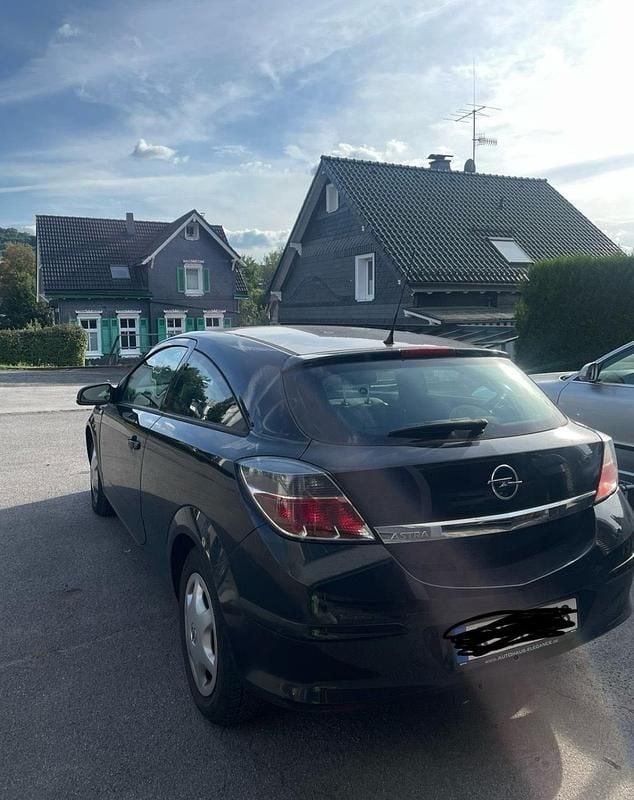Schwarz Gebraucht 2010 Opel Astra GTC Limousine | 1.250 € (Superpreis) - Bild 1/4