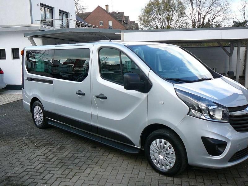 Gebraucht Opel Vivaro 125 PS (91 kW) 2016 Aluminium silber/grey(m2) Van / Kleinbus