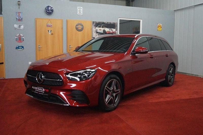 Rot Gebraucht 2021 Mercedes E300 AMG Kombi | 30.790 € (Fairer Preis) - Bild 1/4