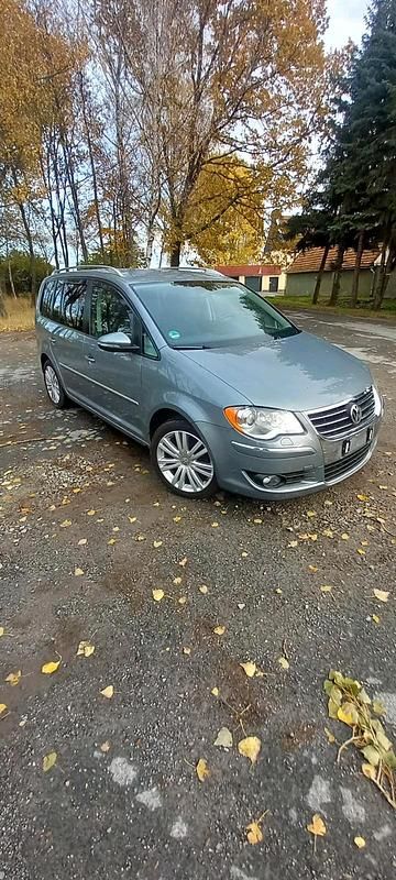 Grau Gebraucht 2010 VW Touran Highline Van / Kleinbus | 3.200 € (Superpreis) - Bild 1/4