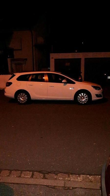 Gebraucht Opel Astra 101 PS (74 kW) 2013 Weiß Kombi