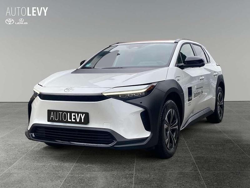 Weiß (platinumweiß perleffekt) Gebraucht 2025 Toyota bZ4X SUV | 48.580 € - Bild 1/4