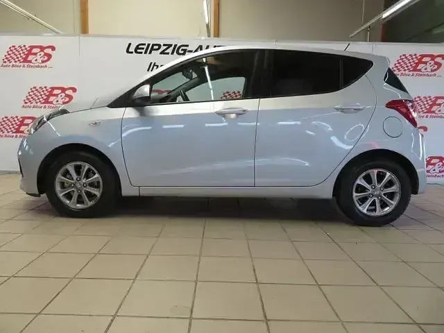 Gebraucht Hyundai i10 Trend 67 PS (49 kW) 2016 Silber Kleinwagen