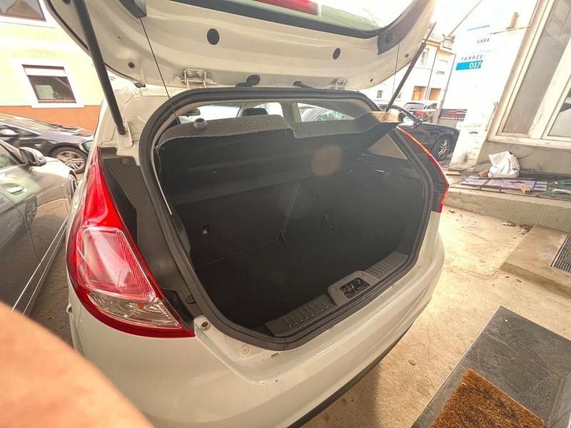 Gebraucht Ford Fiesta Trend 60 PS (44 kW) 2013 Weiß Limousine