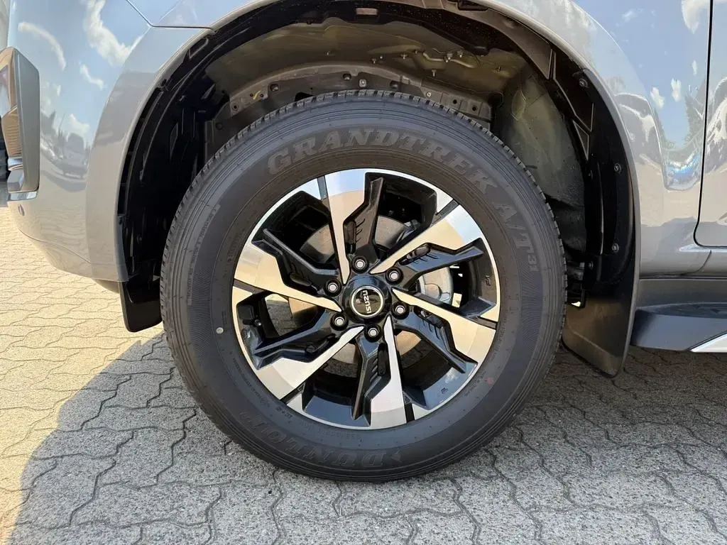 Neu Isuzu D-Max 163 PS (119 kW) 2026 Grau Pickup