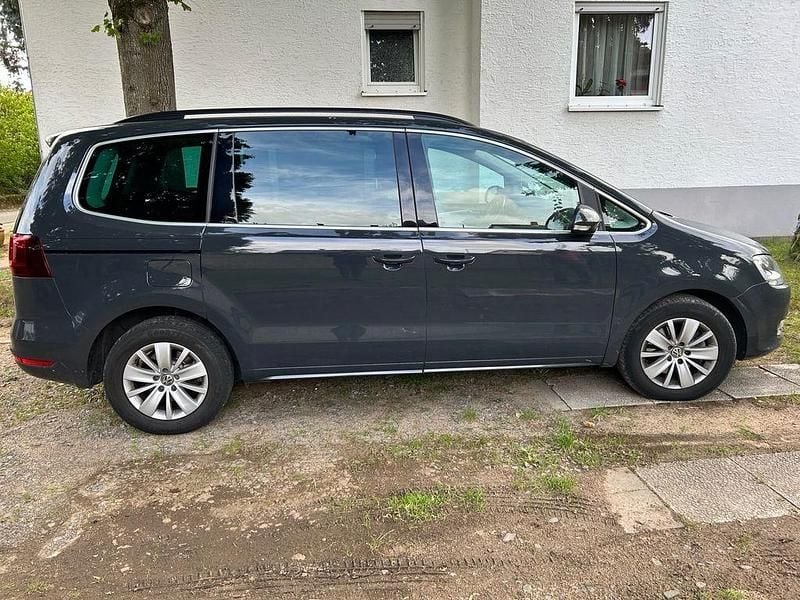 Grau Gebraucht 2018 VW Sharan Comfortline Van / Kleinbus | 13.800 € (Etwas zu teuer) - Bild 1/4