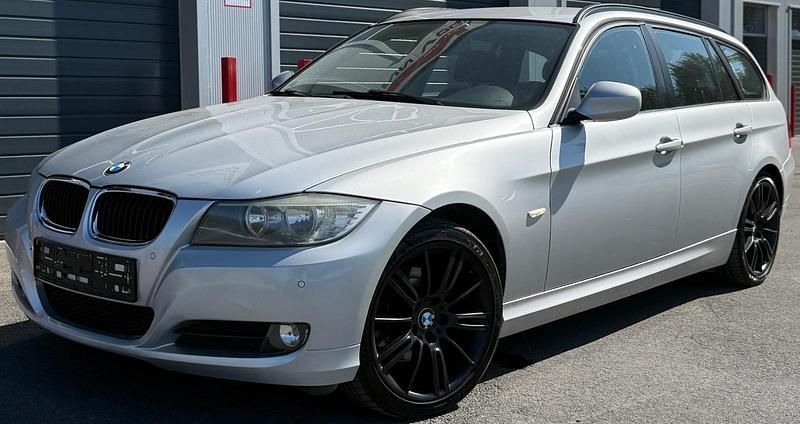 Silber Gebraucht 2009 BMW 320 Kombi | 4.290 € (Guter Preis) - Bild 1/4