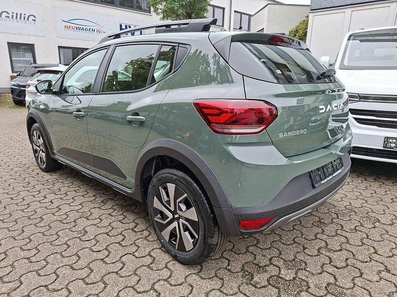 Neu Dacia Sandero Expression 91 PS (66 kW) 2025 Safari grün Kleinwagen