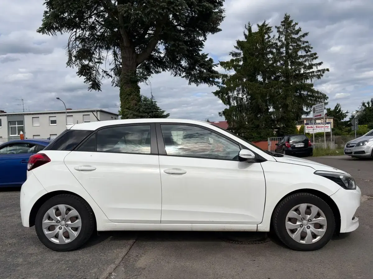 Gebraucht Hyundai i20 75 PS (55 kW) 2016 Weiß Kleinwagen