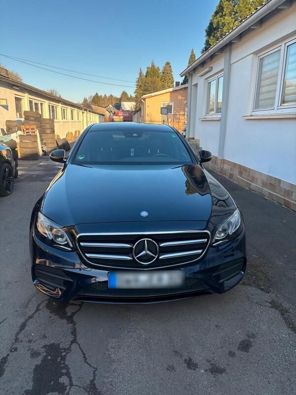Blau Gebraucht 2016 Mercedes E200 AMG Limousine | 28.999 € - Bild 1/4