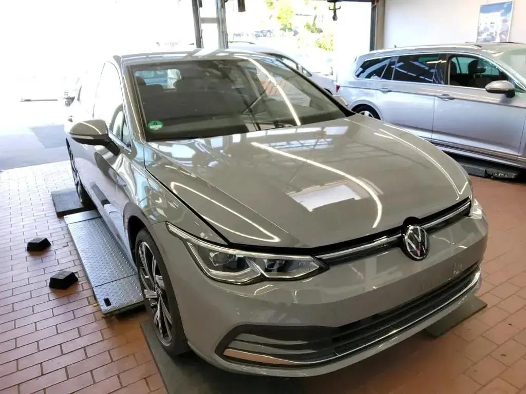 Gebraucht VW Golf VIII Style 131 PS (96 kW) 2024 Mondsteingrau Limousine