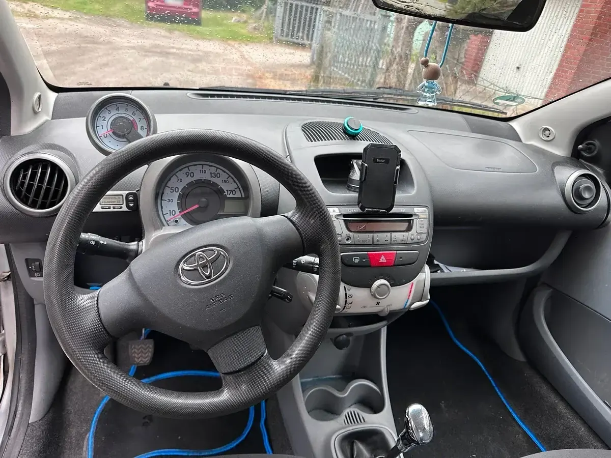 Gebraucht Toyota Aygo 69 PS (50 kW) 2006 Silber Kleinwagen