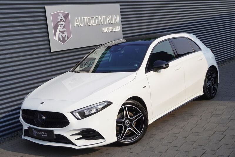 Sonderlackierung polarweiss Gebraucht 2021 Mercedes A200 AMG line Limousine | 29.990 € (Fairer Preis) - Bild 1/4
