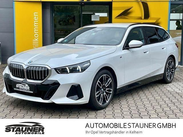 Mineralweiss metallic Gebraucht 2024 BMW 520 M Sport Kombi | 55.590 € (Fairer Preis) - Bild 1/4