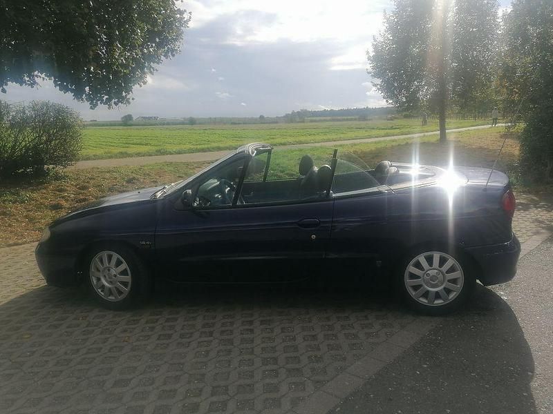 Blau Gebraucht 2002 Renault Mégane Cabriolet Privilege Cabrio | 3.200 € (Teuer) - Bild 1/4