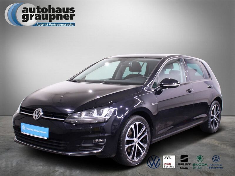 Schwarz / deep black (metallic) Gebraucht 2015 VW Golf VII LOUNGE Limousine | 15.122 € (Teuer) - Bild 1/4