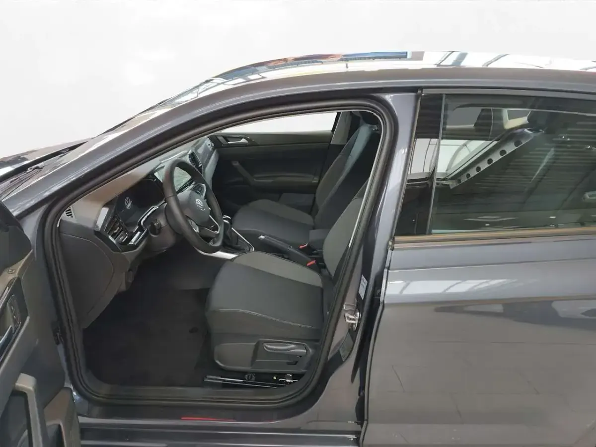 Neu VW Polo Life 80 PS (58 kW) 2025 Rauchgrau metallic Limousine
