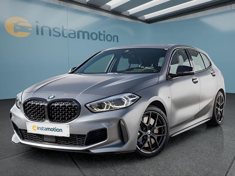 Grau Gebraucht 2022 BMW M135 Kleinwagen | 34.549 € (Fairer Preis) - Bild 1/4