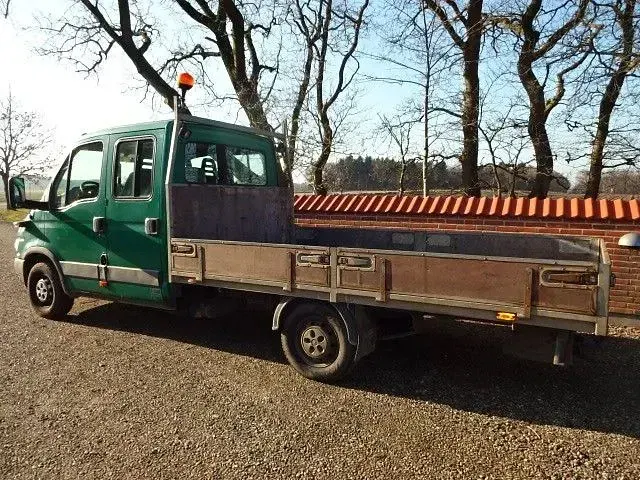 Second-hand Iveco 35.12 120 CP (88 kW) 2005 Verde Van