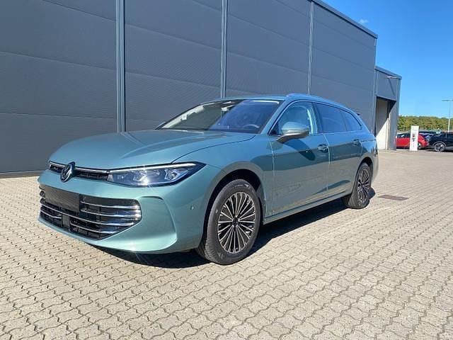 Maripositgrün metallic/grün Neu 2025 VW Passat Elegance Kombi | 42.930 € (Superpreis) - Bild 1/4